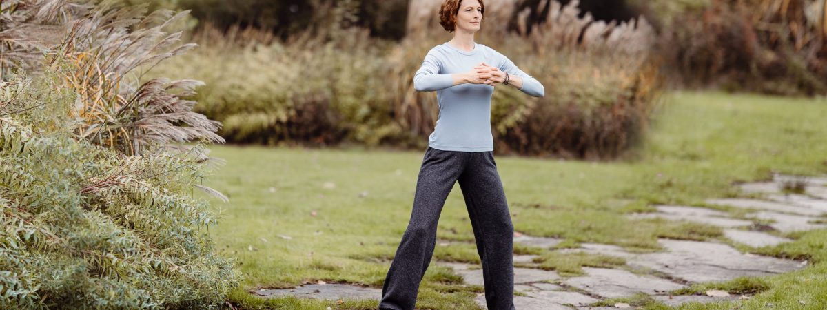 Den Himmel mit beiden Händen tragen, um den Dreifachen Erwärmer zu regulieren